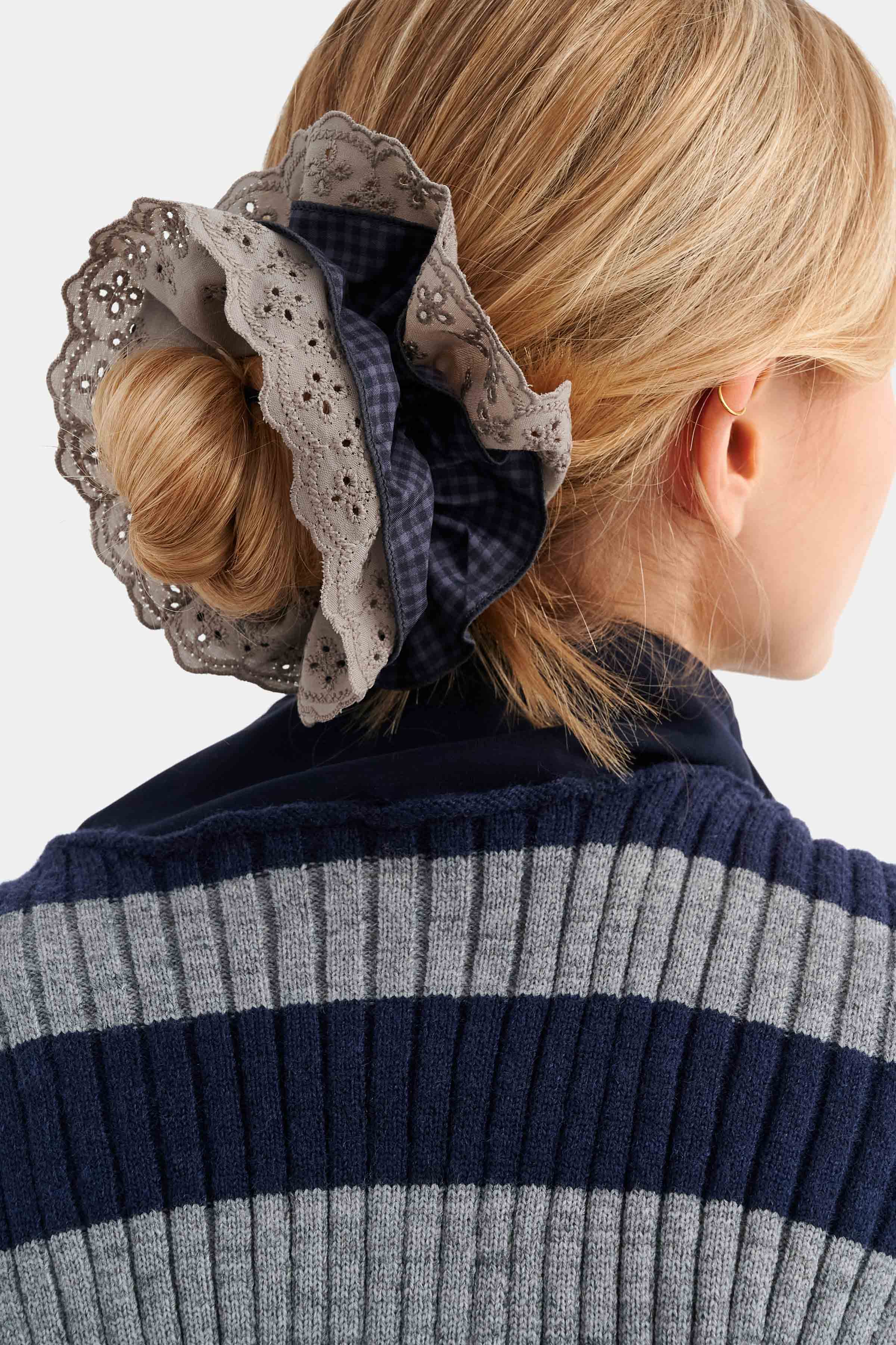 Scrunchie μαλλιών με συνδυασμό καρό υφάσματος και διάτρητης δαντέλας - Γκρι