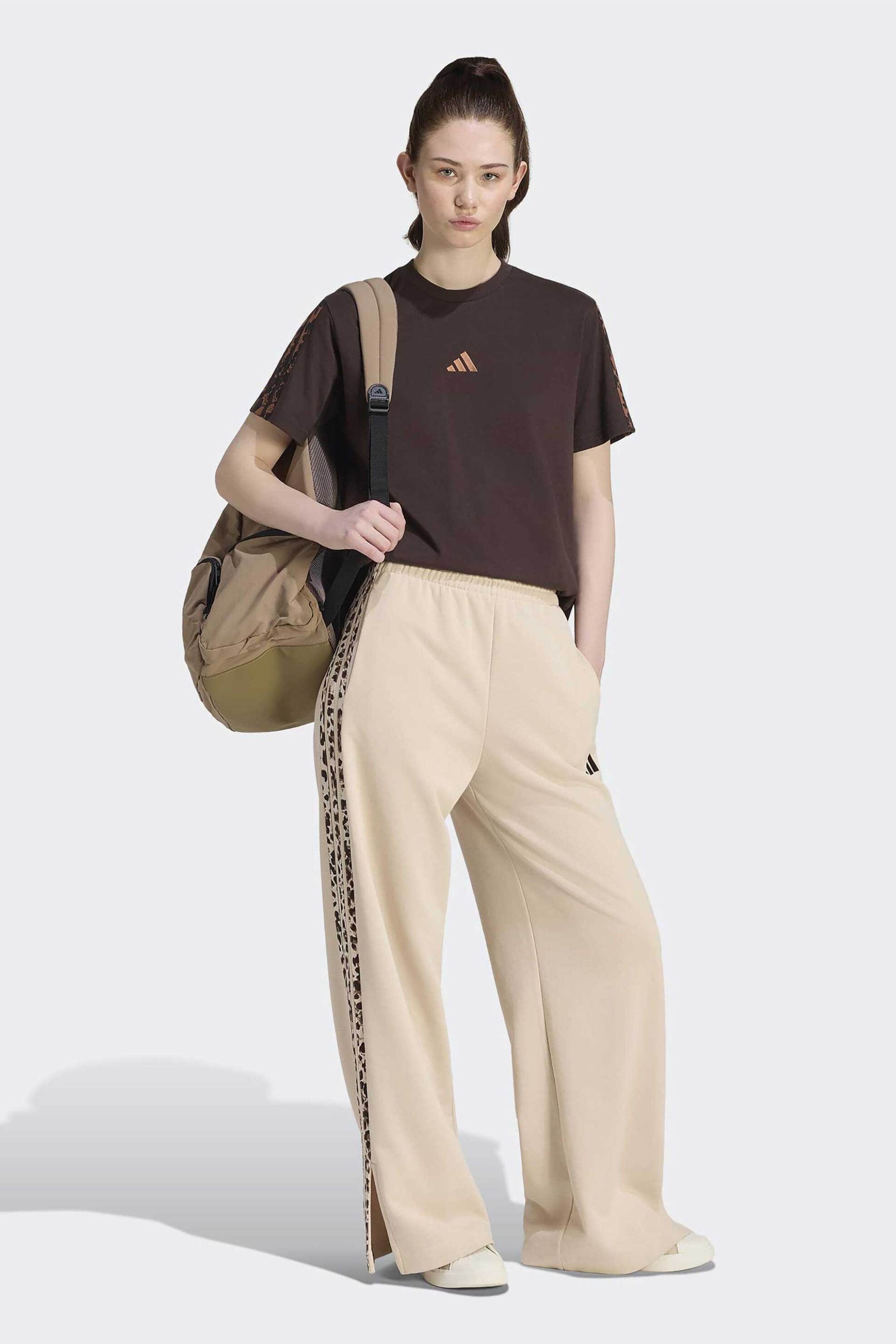 Adidas γυναικείο παντελόνι φόρμας Loose Fit "Animal Seasonal Essentials 3-Stripes"