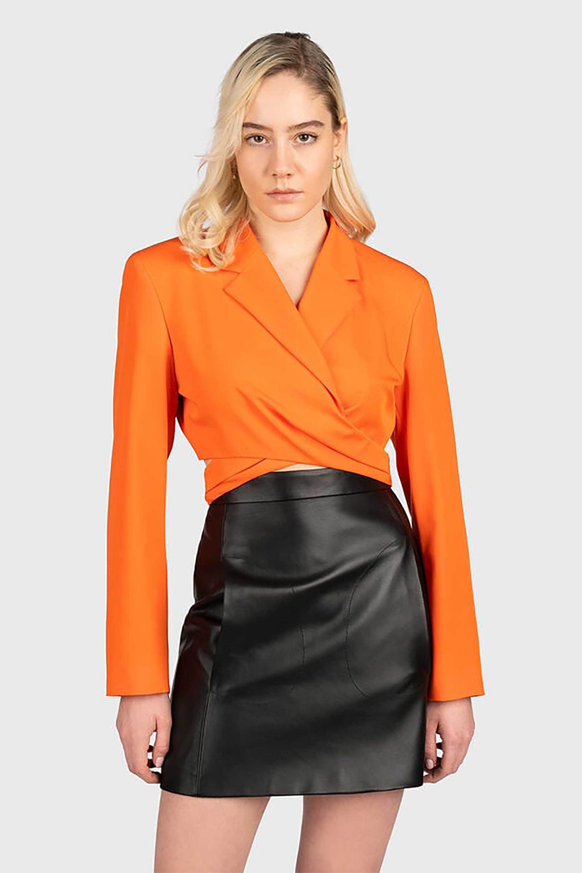 Hugo Boss γυναικείο σακάκι cropped μονόχρωμο με σταυρωτό κλείσιμο "Amusana"