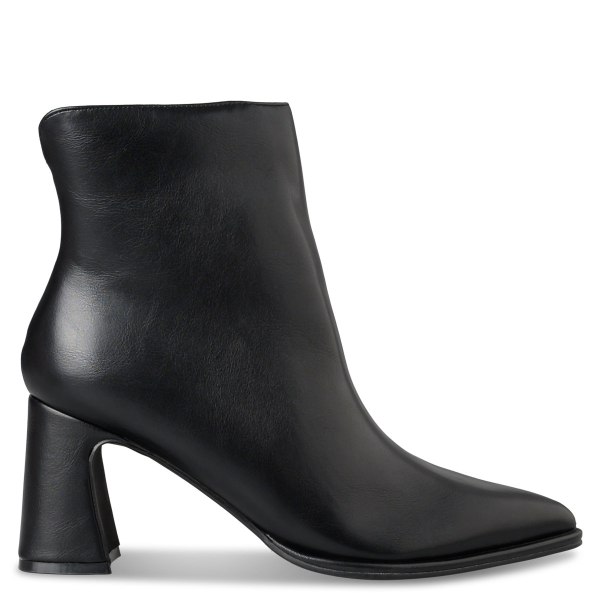 POINTY BOOTIES