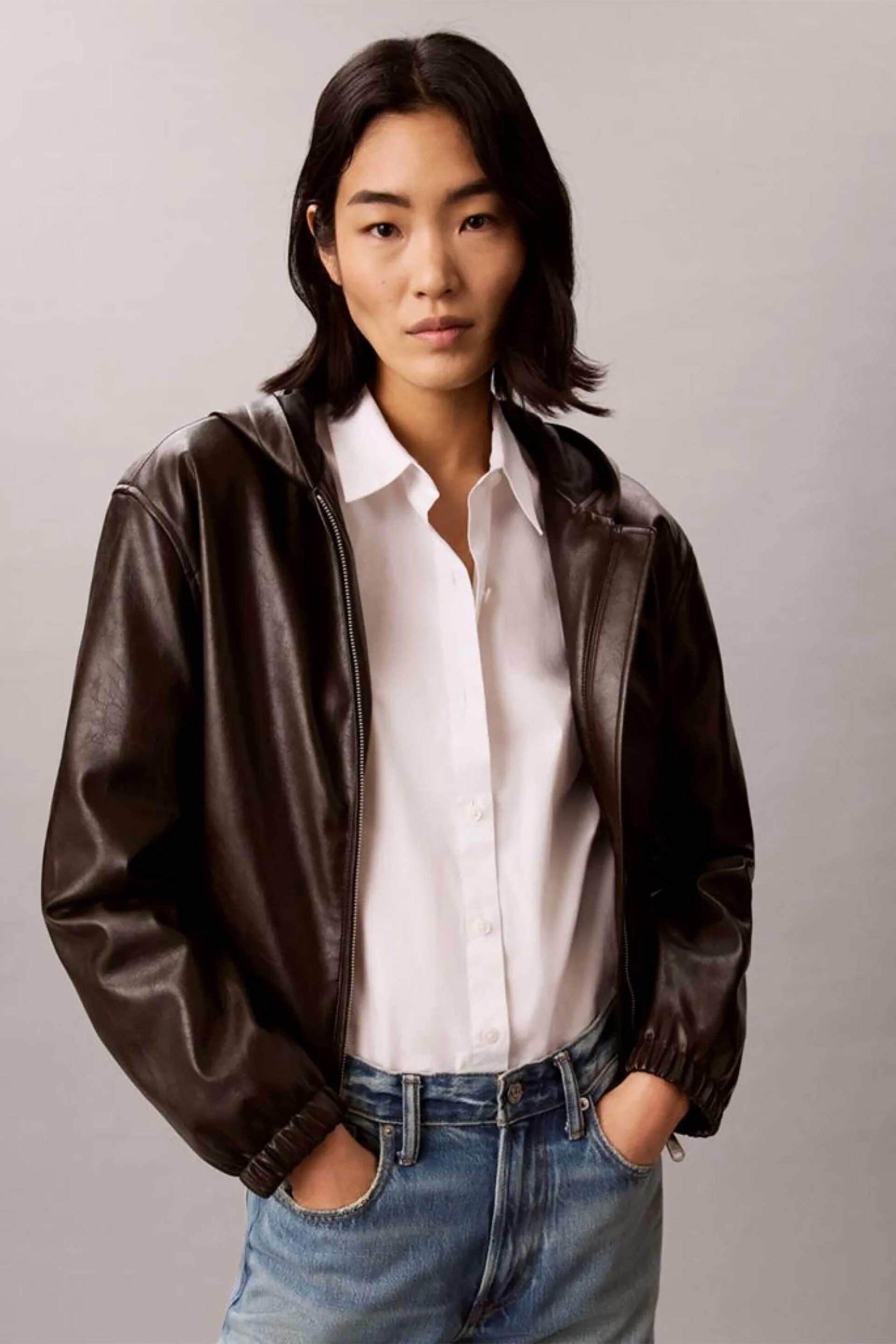 Calvin Klein Jeans γυναικείο cropped jacket faux leather με κουκούλα Relaxed Fit