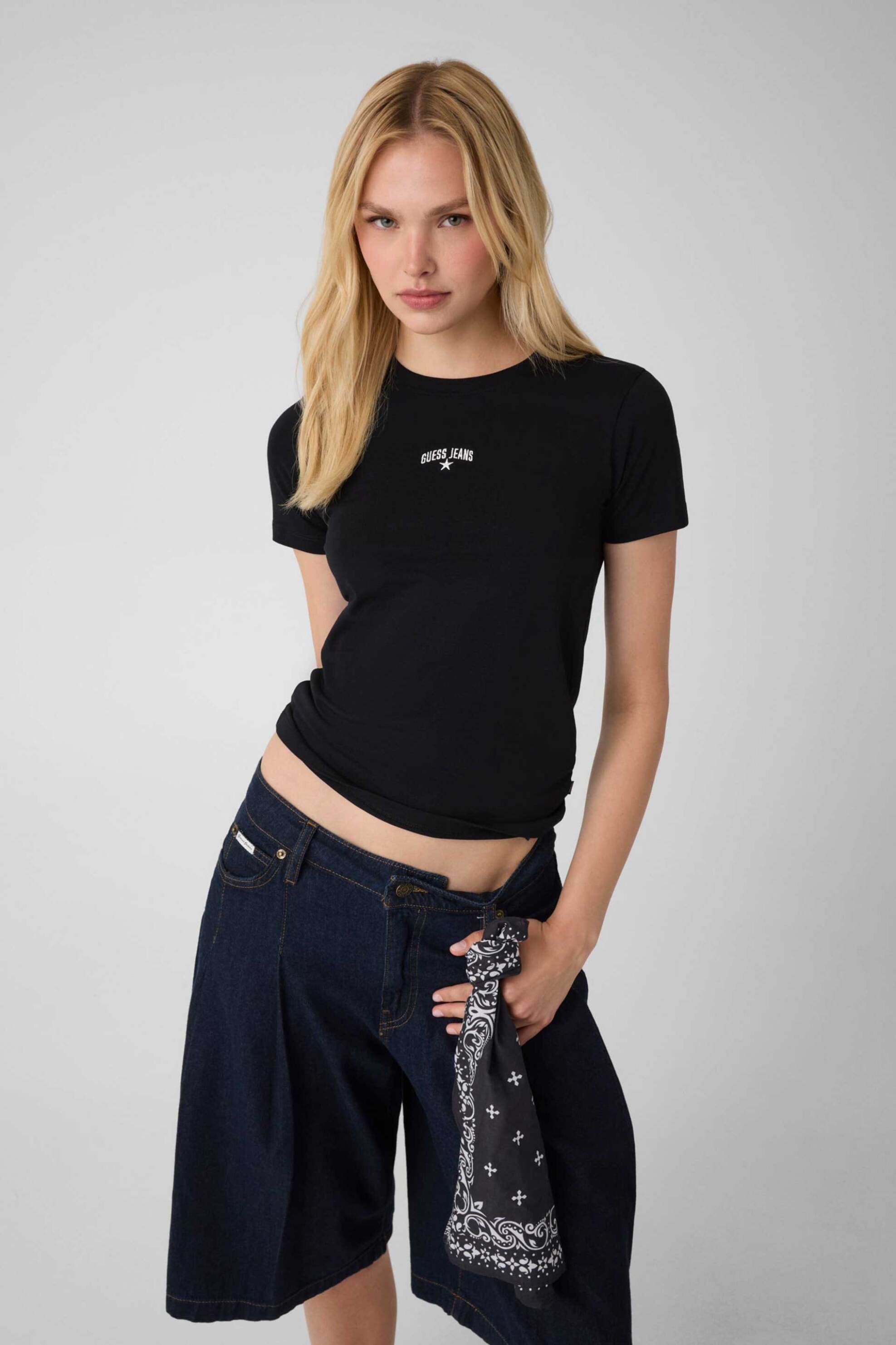 Guess γυναικείο T-shirt με κεντημένο λογότυπο Slim Fit
