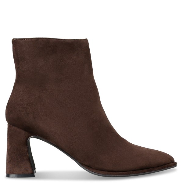 POINTY BOOTIES